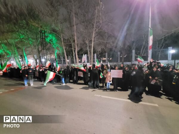 اجتماع دانش‌آموزان و فرهنگیان در هنرستان قندی