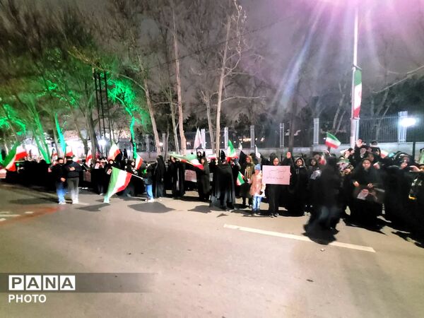 اجتماع دانش‌آموزان و فرهنگیان در هنرستان قندی
