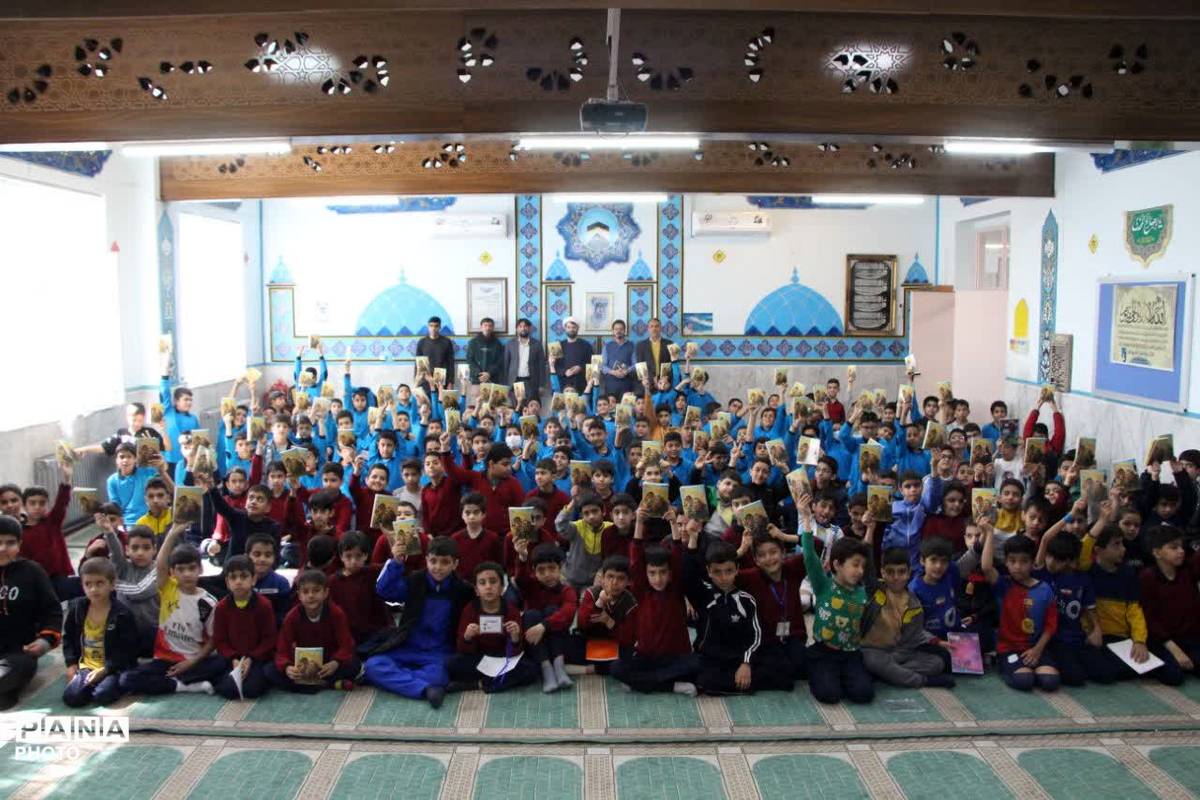 محفل نویسنده کتاب «فرمانده سری» در یزد