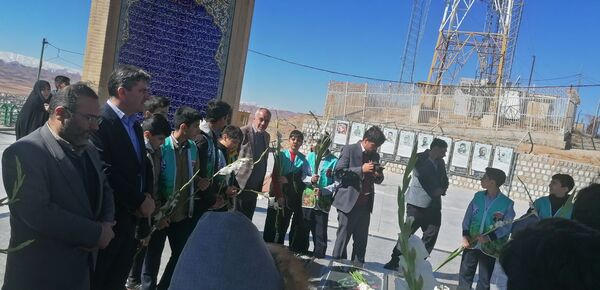 غبارروبی گلزار شهدا 