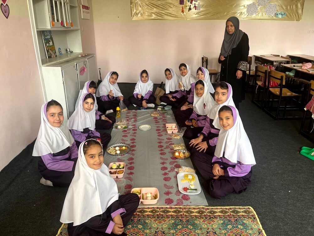 برگزاری صبحانه سلامت و روز جهانی تخم مرغ در دبستان فاطمه الزهرا شهرستان شیروان