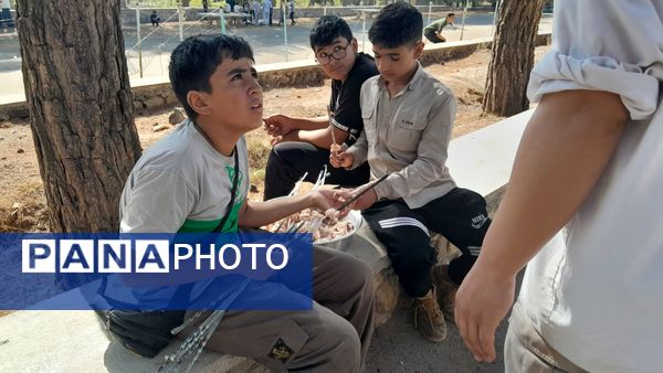 خودکفایی در آشپزی؛ دانش‌آموزان جوجه را از زغال تا سفره رساندند