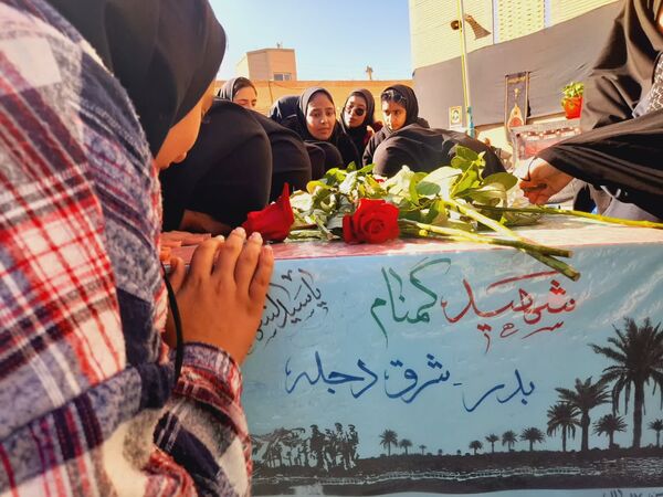 مراسم تشییع پیکر شهید گمنام با حضور دانش آموزان دختر بیرجندی 