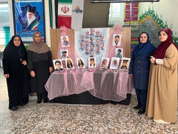 یادبود شهادت دانش‌آموزان شهید جنگ تحمیلی ۱۲ روزه در دبستان المهدی ناحیه 2 کرج 