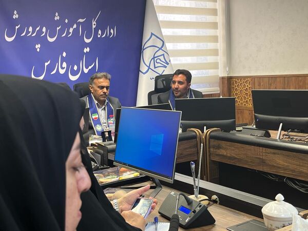 دیدار  صمیمانه مربیان و اعضای سازمان دانش‌‌آموزی فارس با مدیرکل آموزش و پرورش فارس