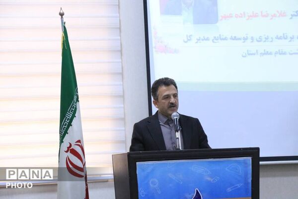 «سپاس معلم» در تبریز؛ آیین تجلیل از معلمان نمونه ناحیه یک با حضور فرماندار 