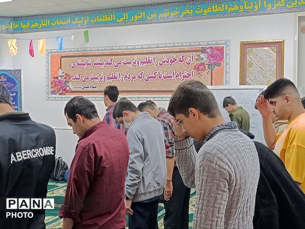 مراسم قرائت دعای توسل و جشن ولادت حضرت زینب(س) در دبیرستان شاهد مالک اشتر 