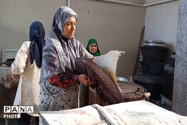 کمک به پخت نان به عشق آقای شهید ایران 