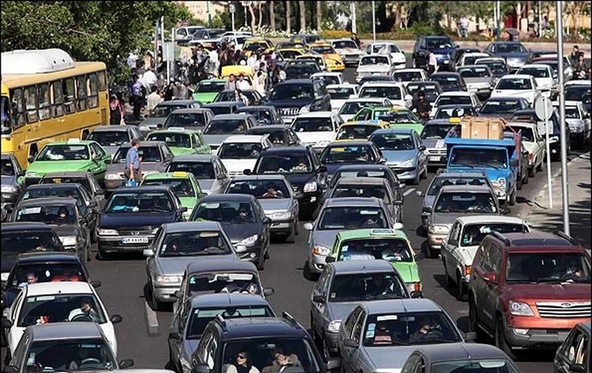 ترافیک در معابر و بزرگراه‌های شهری سنگین است