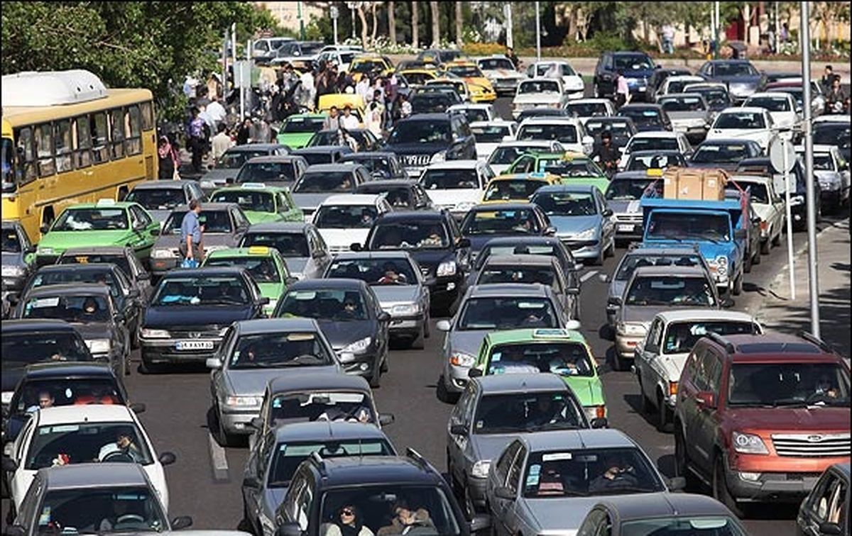 ترافیک در معابر و بزرگراه‌های شهری سنگین است