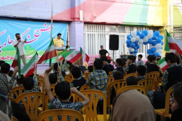 جشن شکوفه‌ها در دبستان منوچهر رزاقی ناحیه۳ مشهد