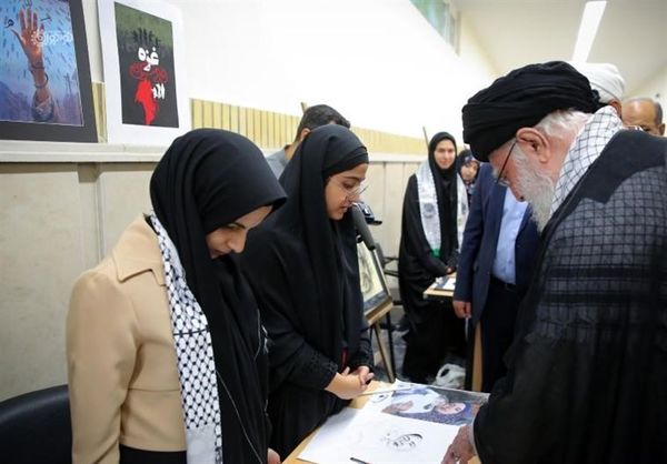 اهدای هدایای مقام معظم رهبری به دانش‌آموزان بیرجندی 