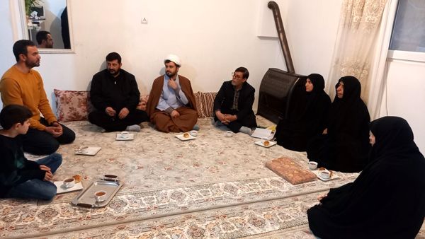 دیدار امام جماعت مسجد پنج تن آل عبا با خانواده مدافع حرم «مصطفی علیزاده»