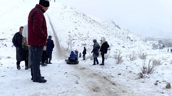  برف بازی مردم نیشابور در روستای برف ریز 