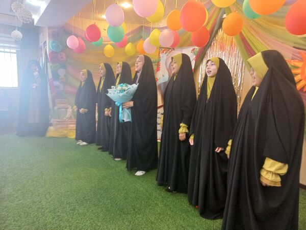 مراسم روز معلم به مناسبت هفته معلم در دبستان شاهد تحقیقی