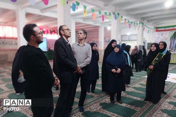 نمایشگاه مدرسه انقلاب در دبیرستان جوادالائمه بهارستان‌دو