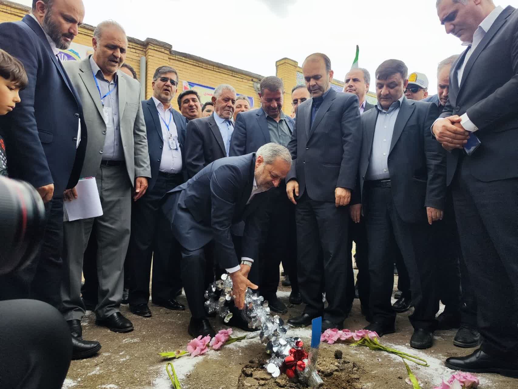 آغاز ساخت دو مدرسه خیرساز در مهربان آذربایجان شرقی با حضور وزیر آموزش و پرورش  
