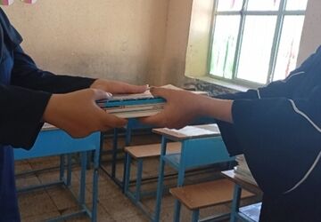 توزیع بسته‌های آموزشی میان دانش‌آموزان فیروزآباد