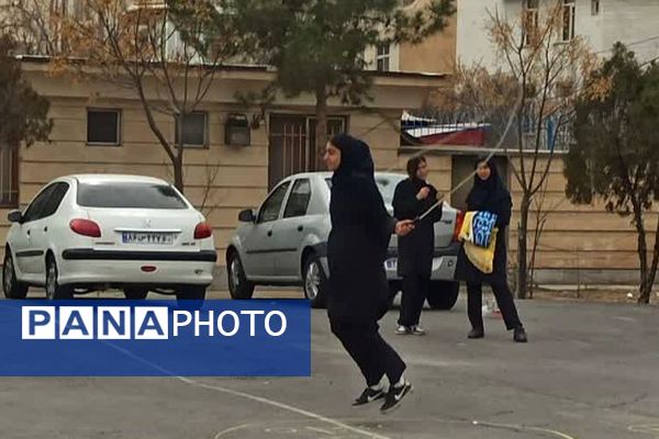 المپیاد ورزشی درون مدرسه‌ای به مناسبت گرامیداشت دهه فجر در آموزشگاه آرمینه مصلی نژاد شهرری