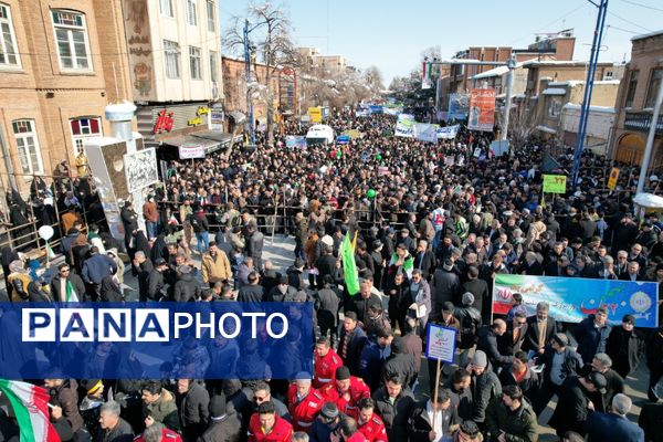 حضور گسترده کودکان و نوجوانان ارومیه‌ای در راهپیمایی ۲۲ بهمن
