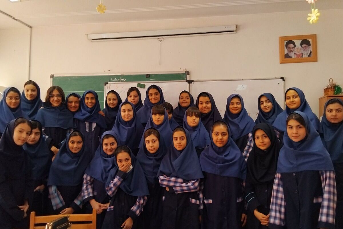 عکس یادگاری دانش‌آموزان مدرسه دخترانه نرگس
