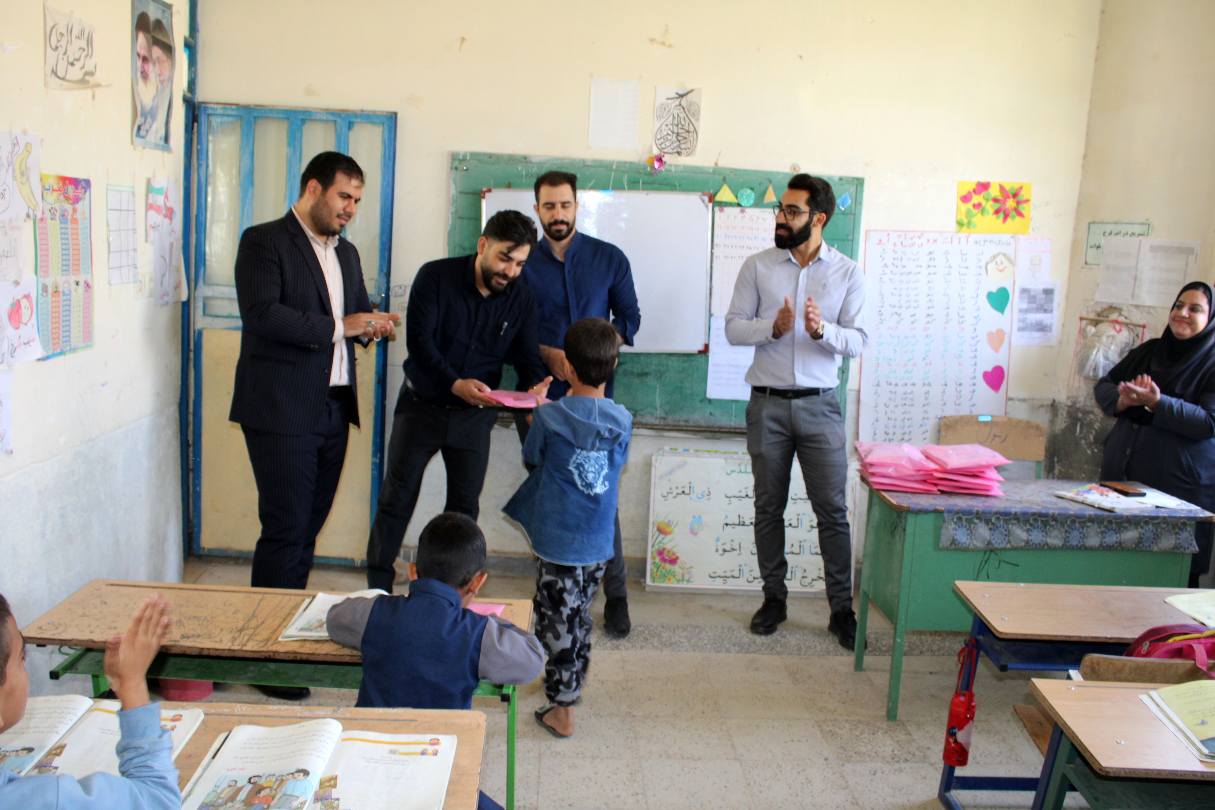 معلمان نیکوکار لرستانی 500 بسته لوازم تحریر به دانش‌آموزان نیازمند اهدا کردند