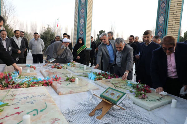 آیین گلباران مزار شهدا و غرس نهال به یاد شهدا در دانشگاه آزاد واحد کرج