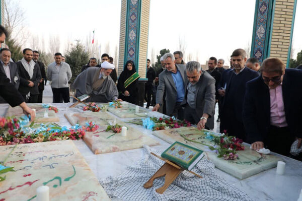 آیین گلباران مزار شهدا و غرس نهال به یاد شهدا در دانشگاه آزاد واحد کرج
