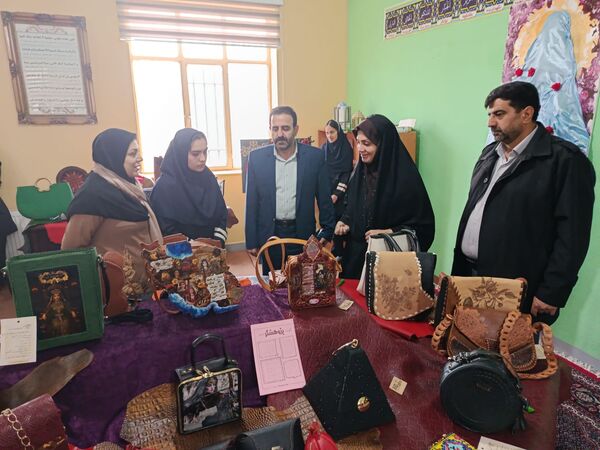 رونمایی از سه اثر به قلم سه دبیر دماوند