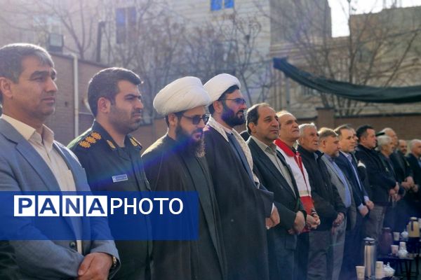 آیین نواخته شدن زنگ انقلاب اسلامی در مدرسه آیت‌الله خامنه‌ای قرچک