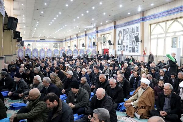حضور دانش آموزان آموزشگاه شهدای گلدسته و مردم چهاردانگه در نماز جمعه 