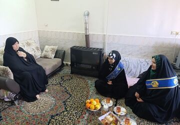 دیدار اعضای انجمن اسلامی دبیرستان نسیبه با همسر شهید التماس‌علی عباسی