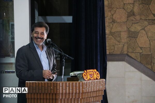 میزبانی میبد از طنزپردازان یزدی در شبی سرشار از لبخند