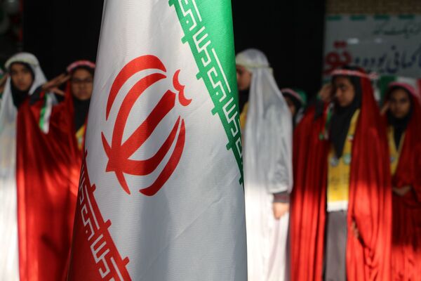 هم‌سرایی هزار نفری دانش‌آموزان یاور انقلاب در اسلامشهر