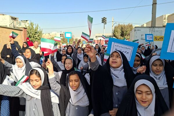 اجتماع عظیم دانش آموزان ناحیه دو شهرری به مناسبت یوم الله ۱۳ آبان در میدان نماز