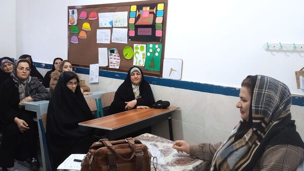 جلسه انجمن اولیا و ارائه کارنامه های هشدار به والدین در مدرسه شهید نجفی فدافن