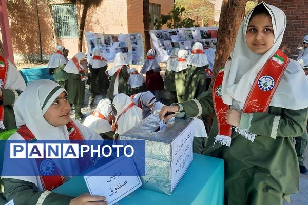 برگزاری انتخابات شورای دانش آموزی در مدارس ناحیه دو شهرری 