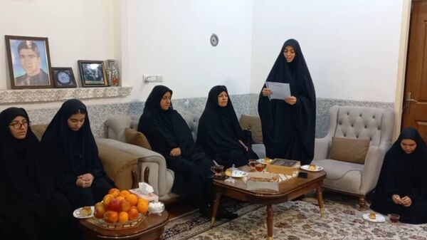 دیدار دانش‌آموزان دبیرستان حضرت ابوالفضل با مادر شهید علی‌اکبر عدم