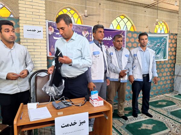 برپایی میز خدمت ادارات شهرستان حاجی آباد در نماز جمعه به‌مناسبت هفته دولت