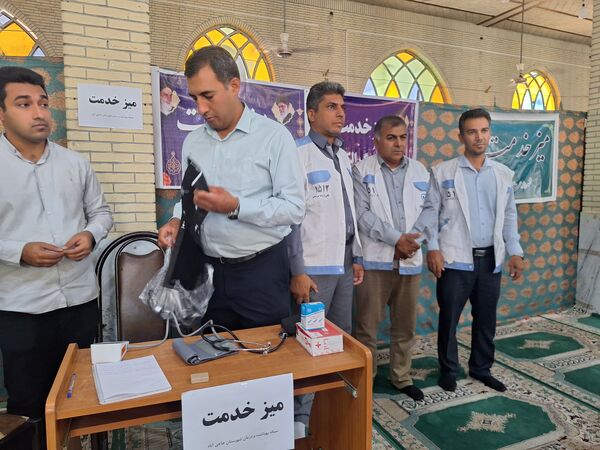 برپایی میز خدمت ادارات شهرستان حاجی آباد در نماز جمعه به‌مناسبت هفته دولت