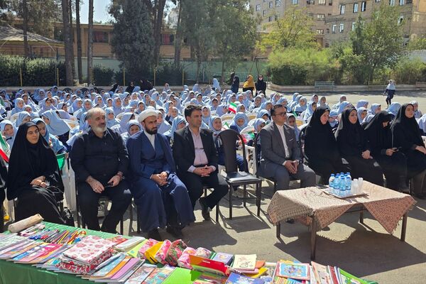 جشن عاطفه‌ها؛ لبریز از مهربانی در دبستان دخترانه قدر بهارستان ۲