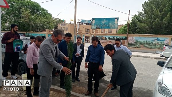 مسئولین اداره آموزش و پرورش کاشمر دو نهال بر زمین نهادند