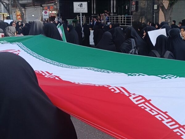 حضور پرشور دانش‌آموزان دبیرستان هیئت امنایی معراج اردبیل در راهپیمایی روز ۱۳ آبان ماه