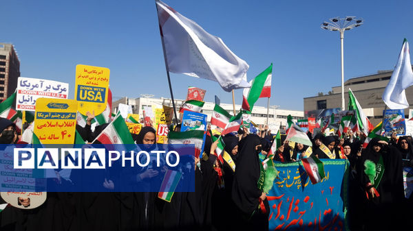 حضور پرشور دانش آموزان مشهد مقدس در راهپیمایی یوم‌الله ۱۳ آبان 