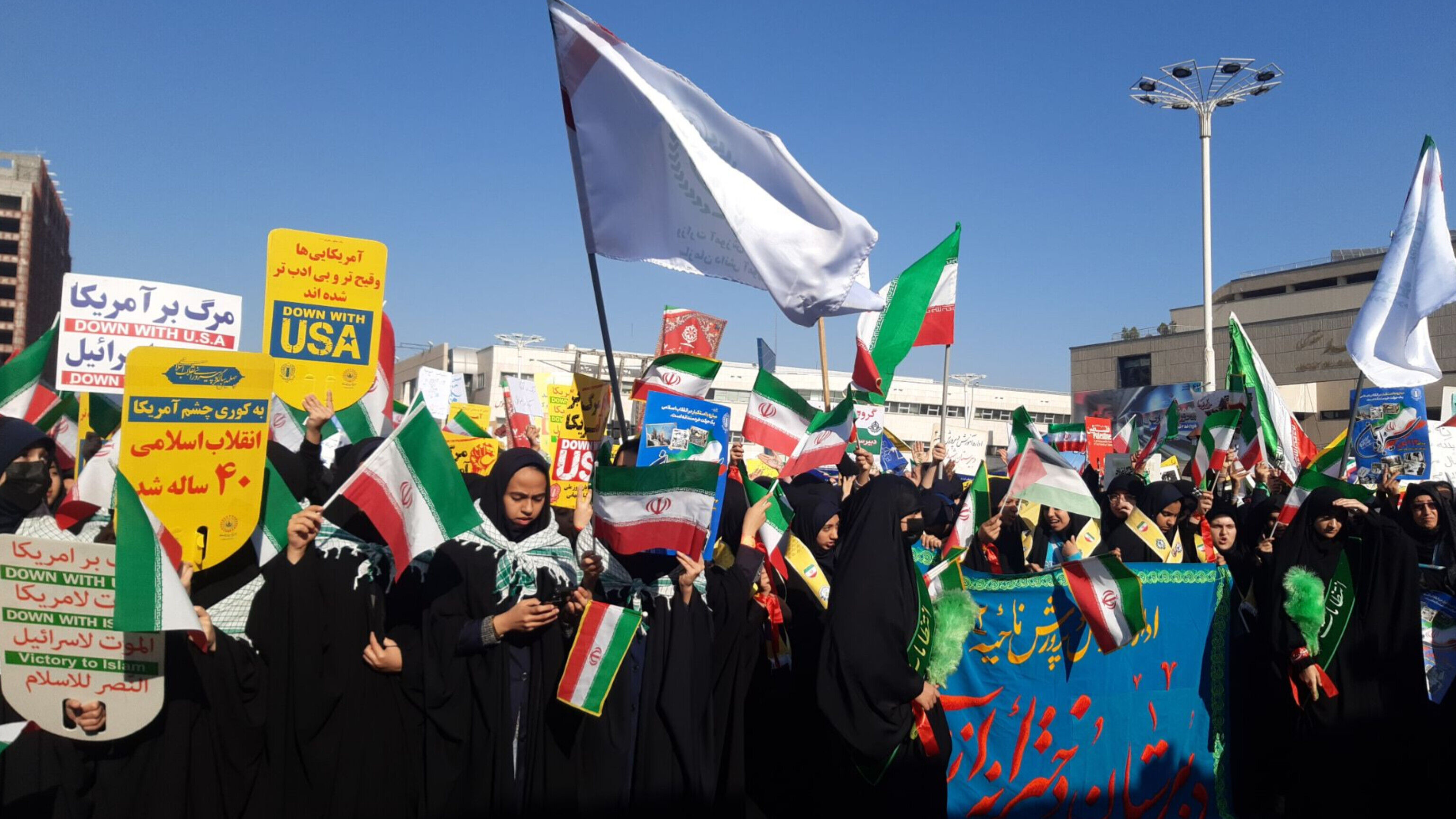 حضور پرشور دانش آموزان مشهد مقدس در راهپیمایی یوم‌الله ۱۳ آبان 