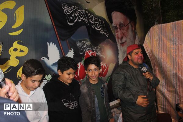 «پاتوق نوجوان مبارز»؛ شور نوجوانی و حال‌وهوای انقلابی در میدان امام خمینی(ره) مرند