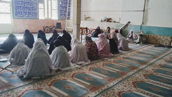 اعتکاف دانش آموزی در مسجد حضرت ابوالفضل(ع) خرم آباد