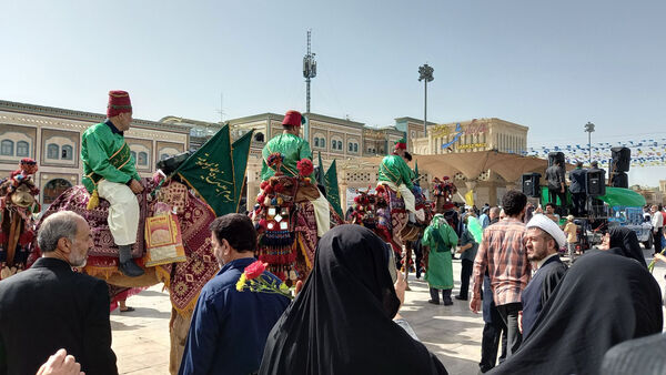 عشق و ارادت زائران حضرت معصومه(س) در قالب کاروان نمادین ورود ایشان به قم
