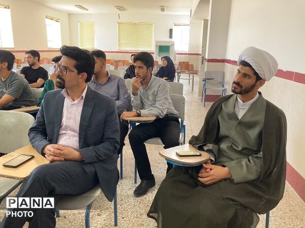 همایش تخصصی انتخاب رشته کنکور سراسری در دبیرستان انقلاب اسلامی شهرستان خاتم  