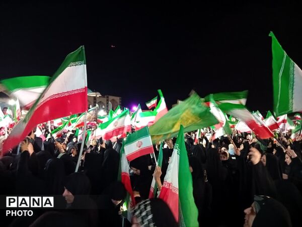 گردهمایی دبستانی های یزدی در گرامی‌داشت یاد دانش آموز شهید تیارا صادقی
